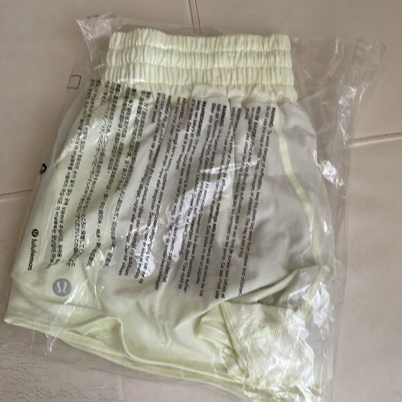 Lululemon Hotty Hot High-Rise Short 2.5” SIZE 4 ELIXIR PALE YELLOW RARE 2.5" NWT - Picture 6 of 7